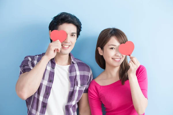 Jovem casal segurando corações i — Fotografia de Stock