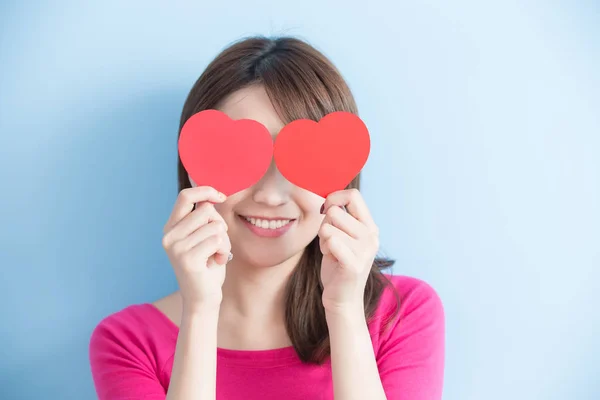 Vrouw met rode liefde-harten — Stockfoto
