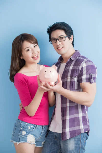 Casal jovem com banco porquinho — Fotografia de Stock