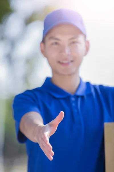 Deliveryman offering hand for hand shake — Stock Photo, Image