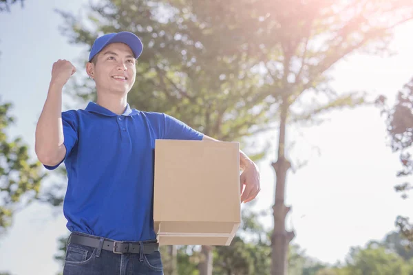 Deliveryman showing fist — Stock Photo, Image