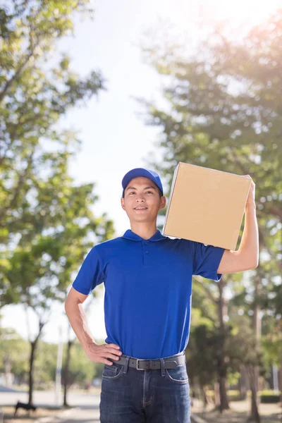 Deliveryman holding box — Stock Photo, Image