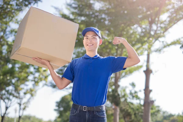 Deliveryman showing muscle — Stock Photo, Image