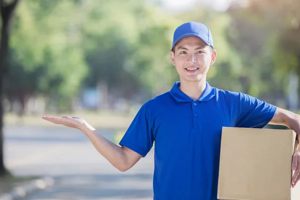 Deliveryman holdwith   box  showing  something — Stock Photo, Image