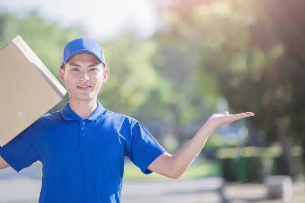 Deliveryman holdwith   box  showing  something — Stock Photo, Image