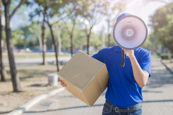 Deliveryman holding  box and  megaphone — Stock Photo, Image