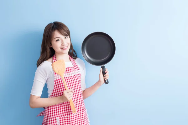 Hausfrau mit Wok und Reislöffel — Stockfoto