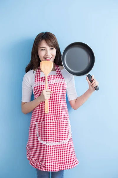Ama de casa con wok y cuchara de arroz — Foto de Stock