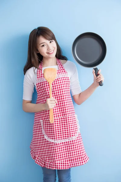 Ama de casa con wok y cuchara de arroz — Foto de Stock