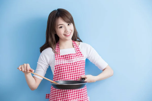 Femme au foyer avec wok et cuillère à riz — Photo