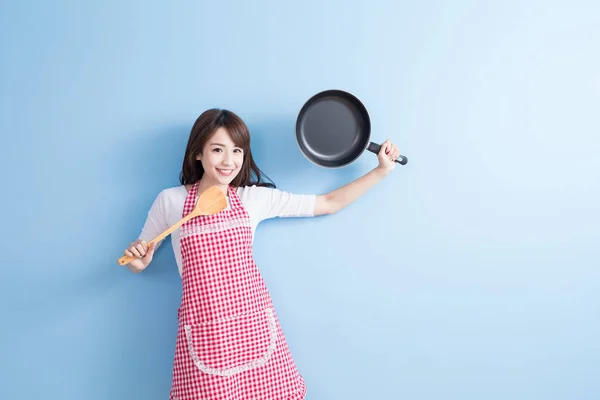 Ama de casa con wok y cuchara de arroz —  Fotos de Stock