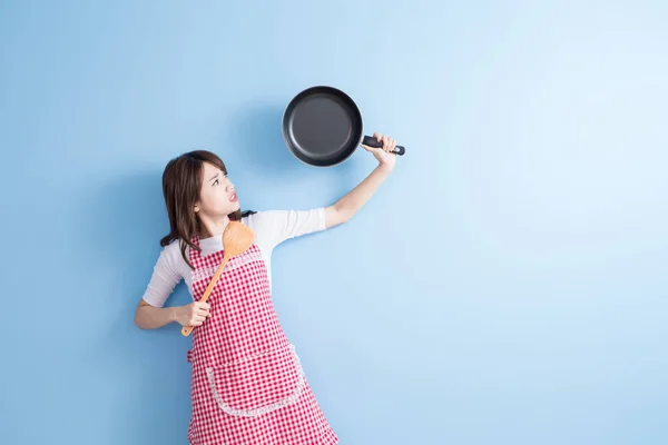 Femme au foyer avec wok et cuillère à riz — Photo