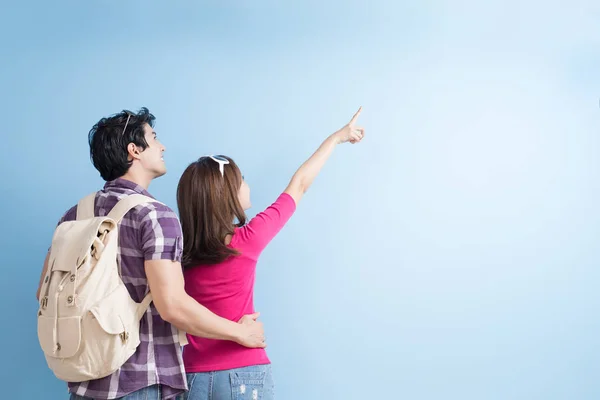 Young couple traveling — Stock Photo, Image