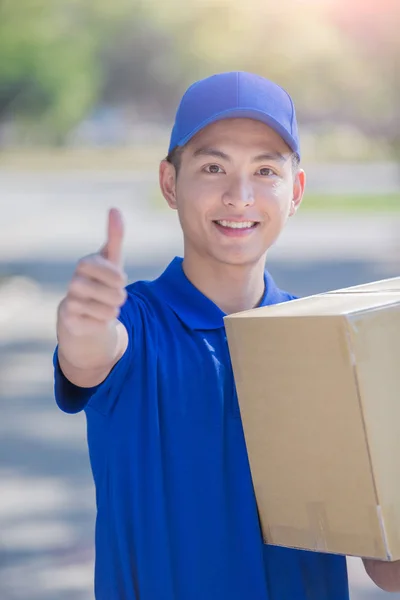 Deliveryman standing with thumb up — Stock Photo, Image