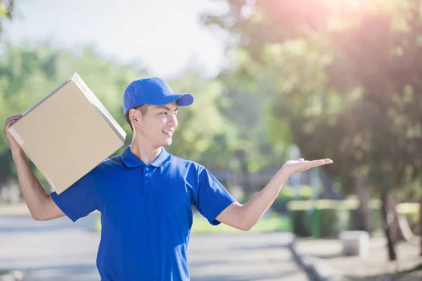 Deliveryman with box  showing  something — Stock Photo, Image