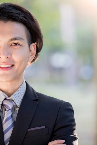 Молодой бизнесмен улыбается — стоковое фото