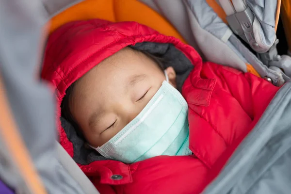 Schattige baby krijgen koude masker dragen — Stockfoto