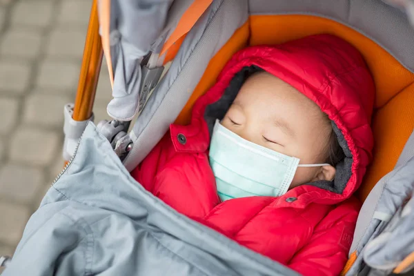 Aranyos baba kap visel hideg maszk — Stock Fotó