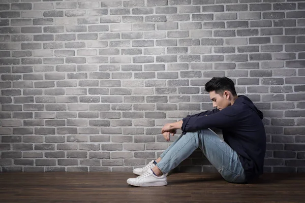 Adam oturuyor ve depresif duygu — Stok fotoğraf