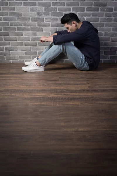 Homem sentado e sentindo-se deprimido — Fotografia de Stock