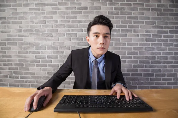 Homem de negócios usando computador — Fotografia de Stock