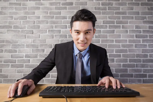 Homem de negócios usando computador — Fotografia de Stock
