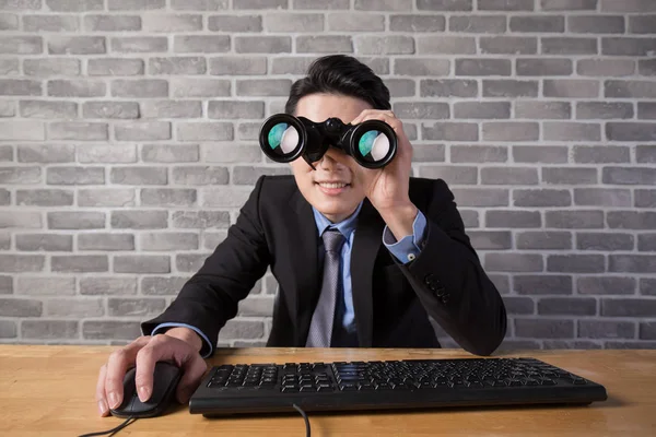 Hombre de negocios sosteniendo binocular — Foto de Stock