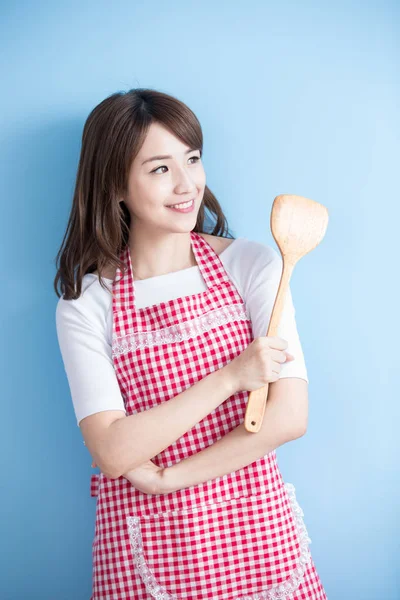 Dona de casa com colher de arroz — Fotografia de Stock