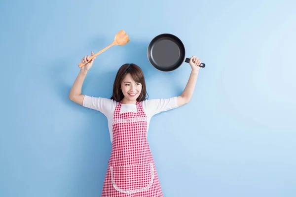 Huisvrouw houdt van wok en rijst lepel — Stockfoto