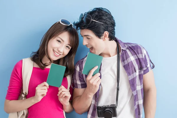 Couple titulaire d'un passeport — Photo