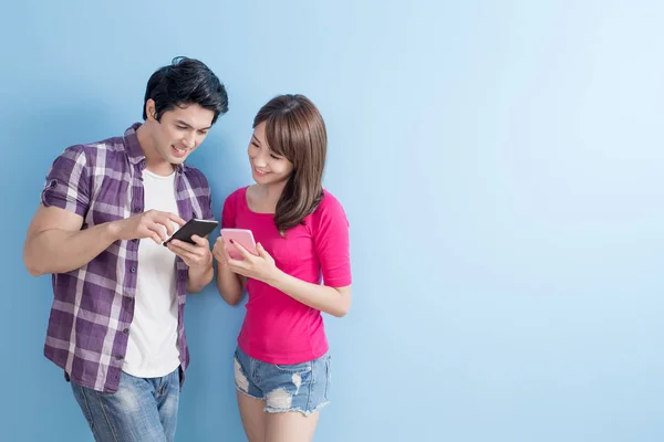 Casal usando telefones — Fotografia de Stock