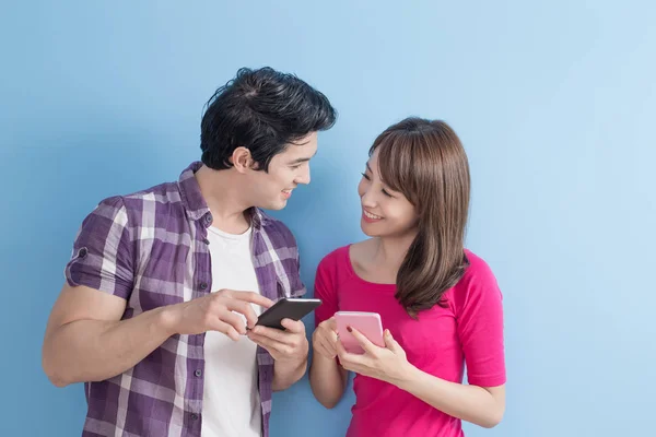 Par som använder telefoner — Stockfoto