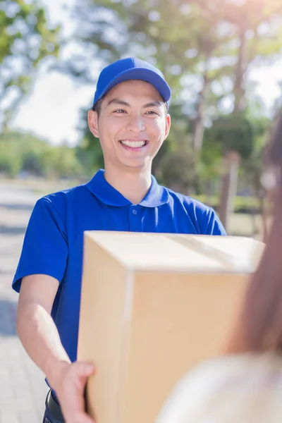 Deliveryman giving box to customer — Stock Photo, Image