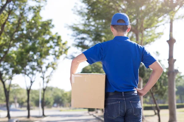 Deliveryman standing with box — Stock Photo, Image