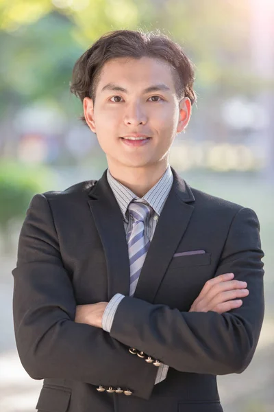 Jovem empresário sorrindo — Fotografia de Stock