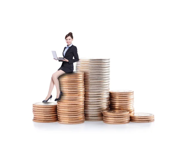 Mujer de negocios sentada en monedas — Foto de Stock