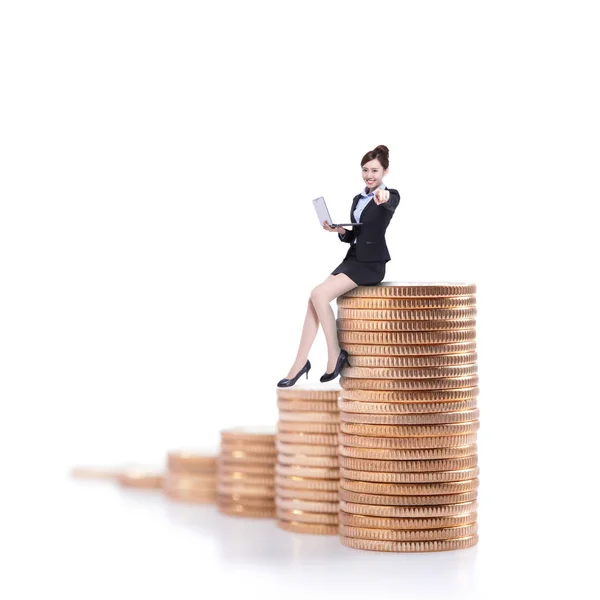 Zakenvrouw zittend op munten — Stockfoto