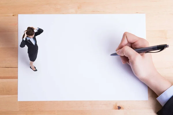 Mujer de negocios de pie sobre papel —  Fotos de Stock