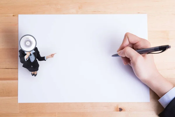 Mujer de negocios mostrando algo —  Fotos de Stock