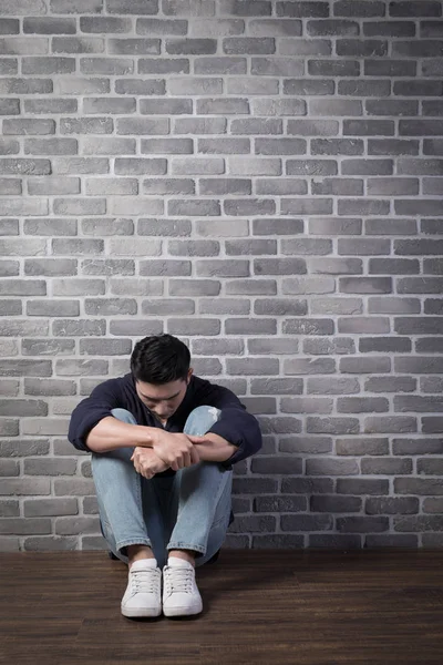 Hombre sentado deprimido — Foto de Stock