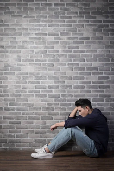 Hombre sentado deprimido — Foto de Stock