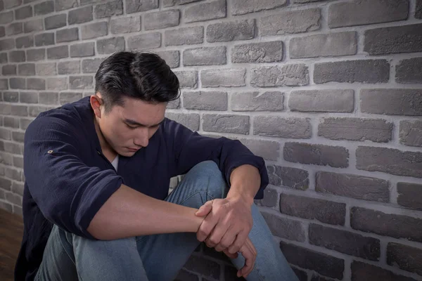 Depresif oturan adam — Stok fotoğraf