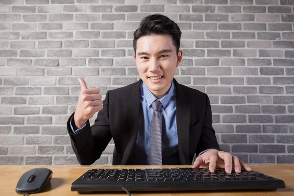 Hombre de negocios mostrando pulgar hacia arriba — Foto de Stock