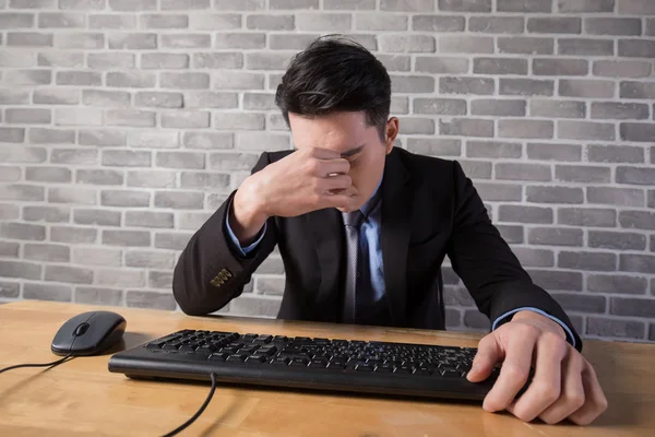 Hombre de negocios trabajando en la oficina, — Foto de Stock