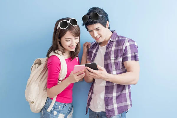 Jovem casal usando telefones — Fotografia de Stock