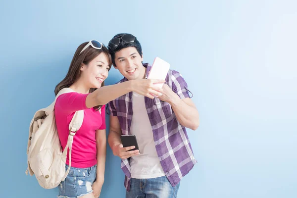 Casal jovem tomando selfie — Fotografia de Stock