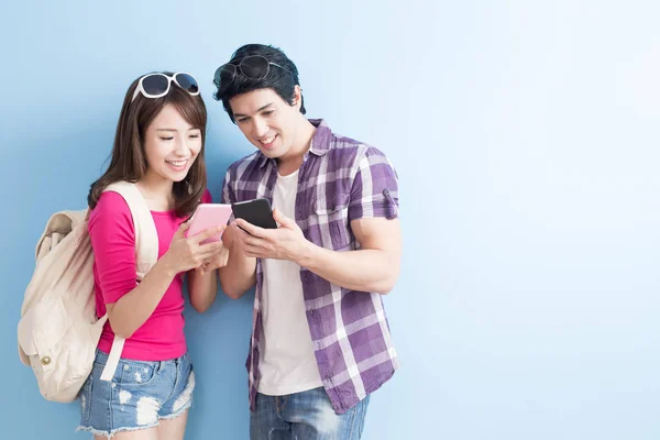 Mladý pár pomocí telefonů — Stock fotografie