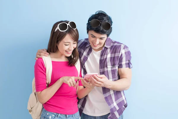 Jovem casal usando telefones — Fotografia de Stock