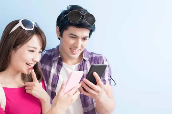 Ungt par använder telefoner — Stockfoto