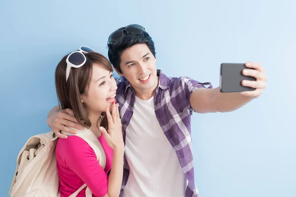 Casal jovem tomando selfie — Fotografia de Stock